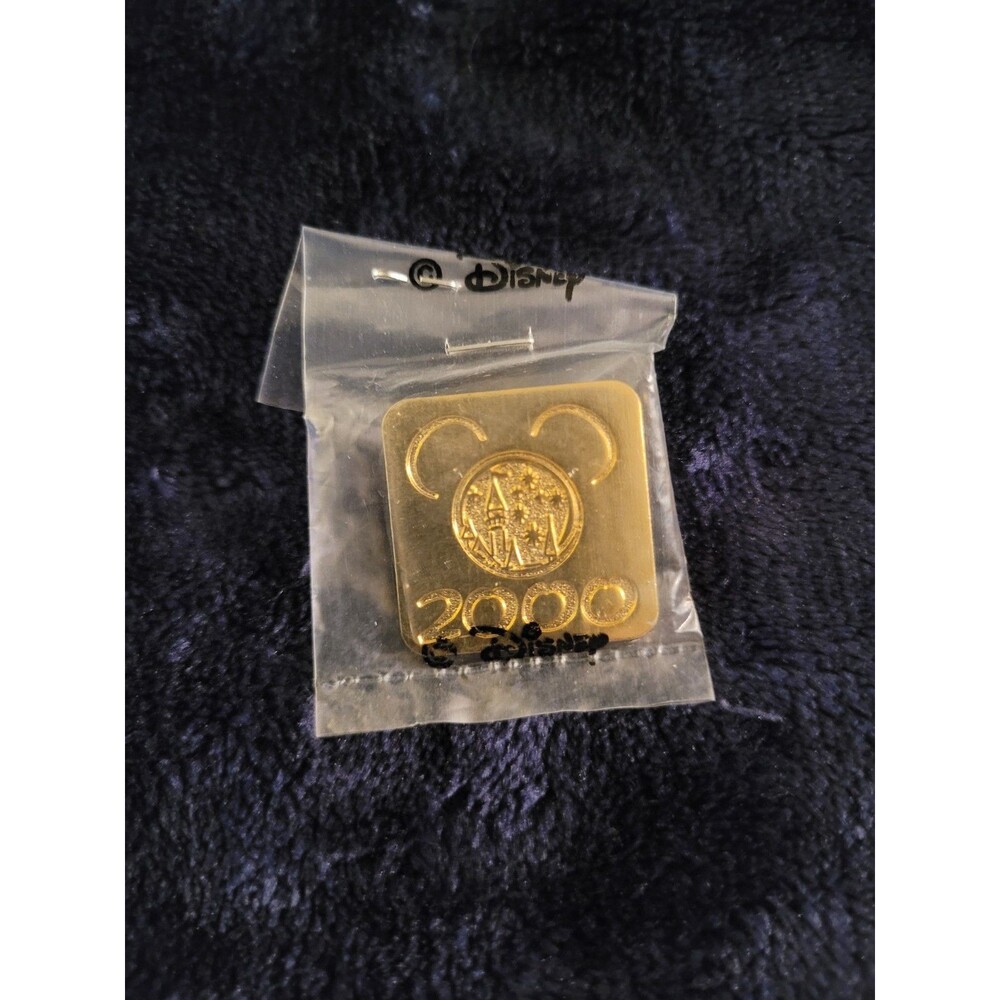 Vintage Disneyland 2000 AP Mickey Castle Pin 744 Gold Square Mint Sealed